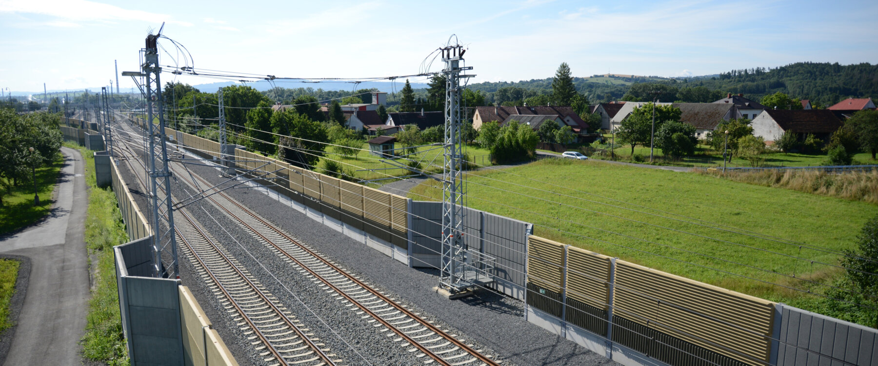 Rail tracks with greenery and houses DSC_2318